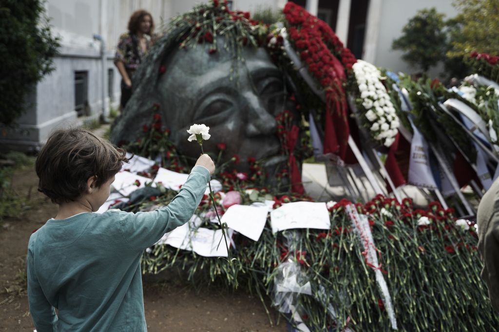 Απάντηση Πέτσα σε Τσίπρα : Από την μια καλεί για καραντίνα, από την άλλη καλύπτει αντιδραστικούς αρνητές