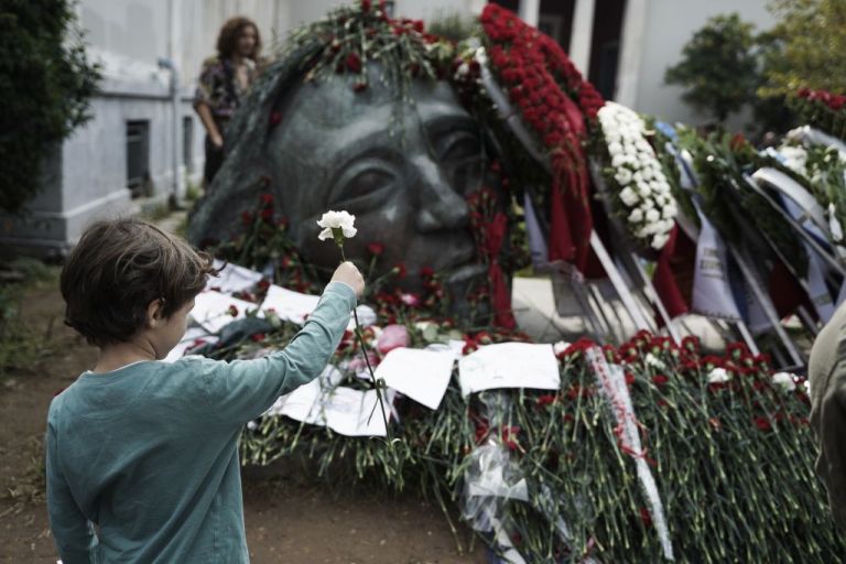 Απάντηση Πέτσα σε Τσίπρα : Από την μια καλεί για καραντίνα, από την άλλη καλύπτει αντιδραστικούς αρνητές
