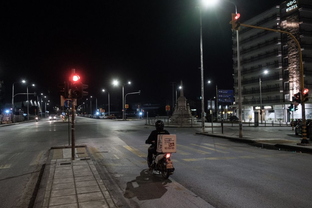 Απαγόρευση κυκλοφορίας : Τι ισχύει τελικά με τη λειτουργία delivery και take away
