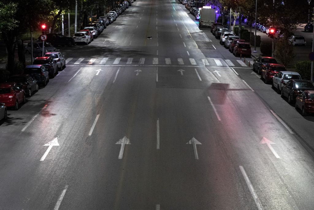 Κοροναϊός : Απαγόρευση κυκλοφορίας μετά τις 21:00 ενώ τα κρούσματα επιμένουν σε τετραψήφιο αριθμό