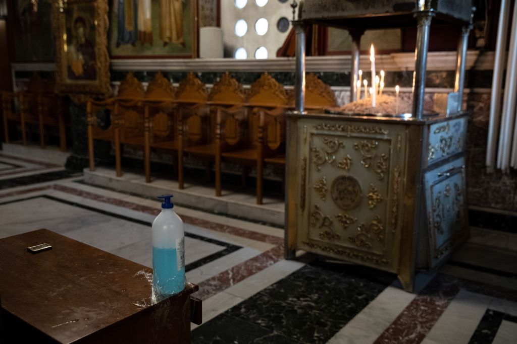 Χαλκιδική : Ιερέας λειτουργούσε με πιστούς παρά τα μέτρα – Δύο συλλήψεις