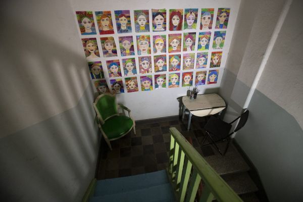 Κορίτσι με σύνδρομο Down μετέτρεψε κλιμακοστάσιο οικοδομής σε έκθεση ζωγραφικής