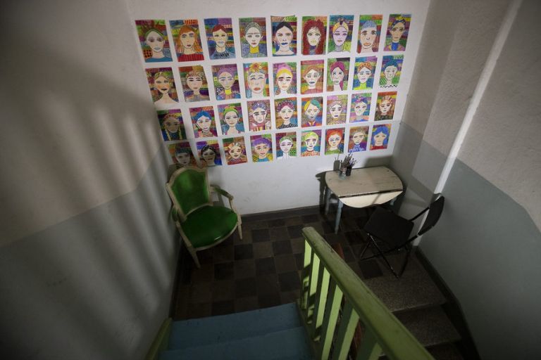 Κορίτσι με σύνδρομο Down μετέτρεψε κλιμακοστάσιο οικοδομής σε έκθεση ζωγραφικής