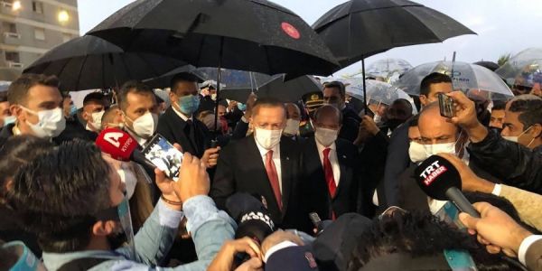 Ερντογάν : Έφτασε στην περίκλειστη πόλη της Αμμοχώστου – Υπό καταρρακτώδη βροχή