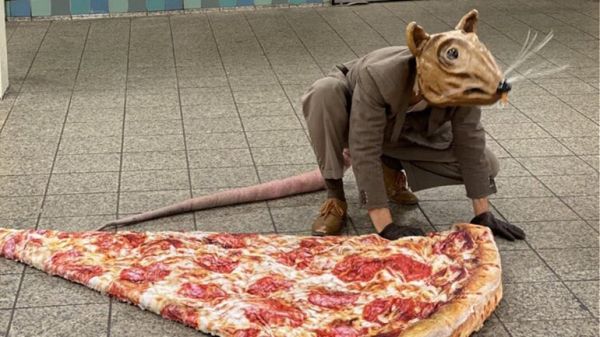 Νέα Υόρκη : Άντρας κυκλοφορεί ντυμένος αρουραίος