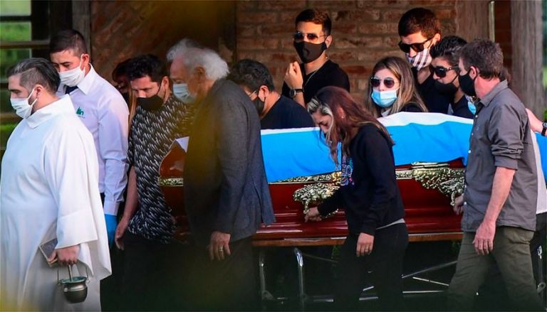 Μαραντόνα : Σκεπασμένος με τη σημαία της Αργεντινής στην τελευταία του κατοικία