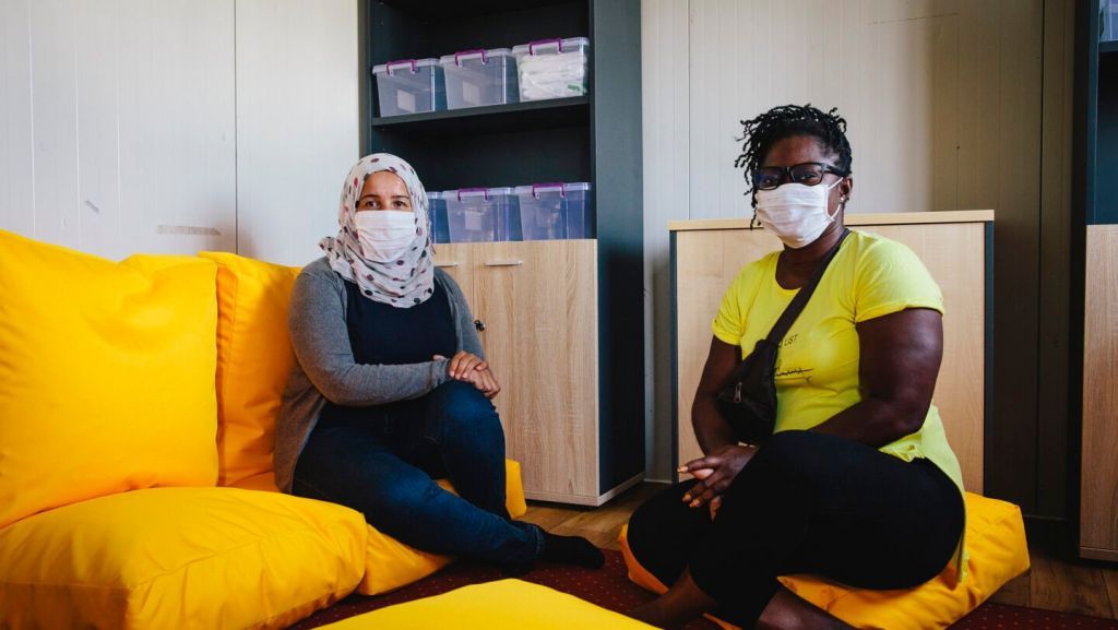 Συγκλονίζουν πρόσφυγες στη Χίο: «Όλες μαζί ενωμένες θα τα καταφέρουμε»