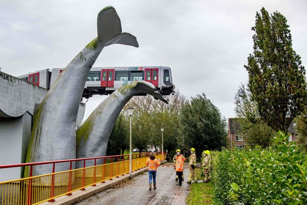 Ρότερνταμ : Γλυπτό φάλαινας «έσωσε» βαγόνι μετρό που εκτροχιάστηκε σε ύψος 10 μέτρων