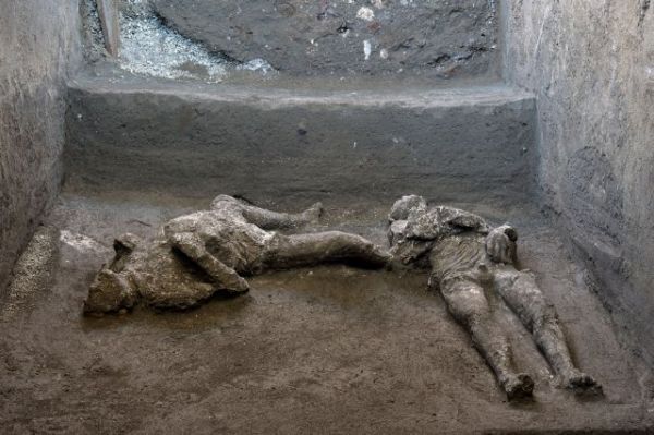 Μεγάλη ανακάλυψη στην Πομπηία: Βρήκαν τα λείψανα πλούσιου και σκλάβου – Κάηκαν αγκαλιασμένοι