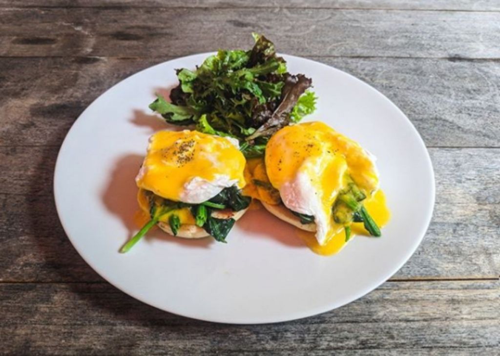 Ο Απόστολος Ρουβάς μας φτιάχνει αυγά benedict!
