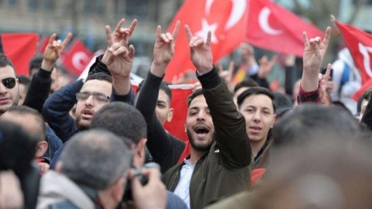 Γαλλία: Διαλύθηκαν οι Γκρίζοι Λύκοι μετά από εντολή Μακρόν