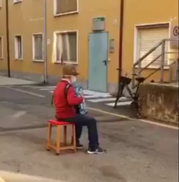 Koροναϊός: Ιταλός παίζει ακορντεόν στη γυναίκα του έξω από το νοσοκομείο