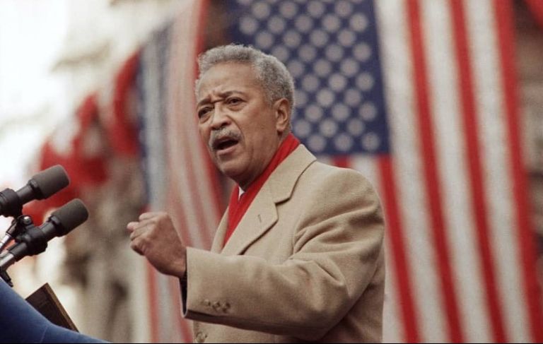 Ντέιβιντ Ντίνκινς – Η ήρεμη δύναμη στο χάος της Νέας Υόρκης