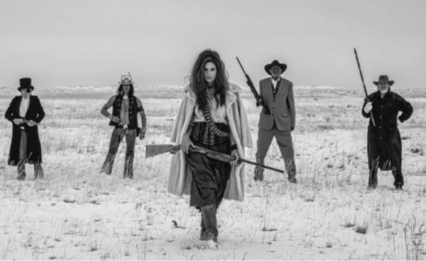 Σίντι Κρόφορτ και Κάρα Ντελεβίν μαζί στην «Άγρια Δύση»