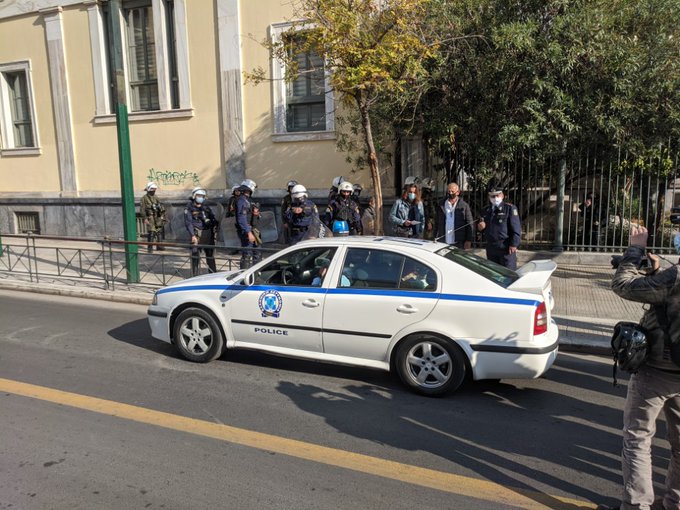 Πολυτεχνείο : Σε προσαγωγές ατόμων προχωρά η ΕΛ.ΑΣ. – Πήγαν να μοιράσουν τρόφιμα στους συγκεντρωμένους