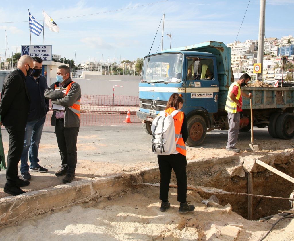 Αυτοψία από τον Δήμαρχο Πειραιά, Γιάννη Μώραλη, στα έργα ανάπλασης στο Μικρολίμανο