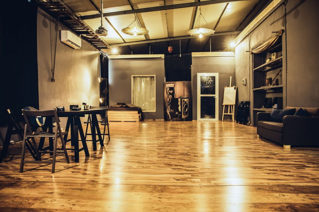 Μια υπεύθυνη δημοσίων σχέσεων μιλά για την πληγή των κλειστών θεάτρων