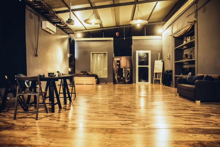 Μια υπεύθυνη δημοσίων σχέσεων μιλά για την πληγή των κλειστών θεάτρων