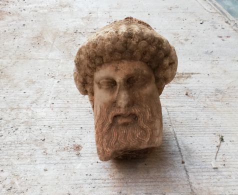 Τον θεό Ερμή απεικονίζει η αρχαία κεφαλή που βρέθηκε στην Αιόλου