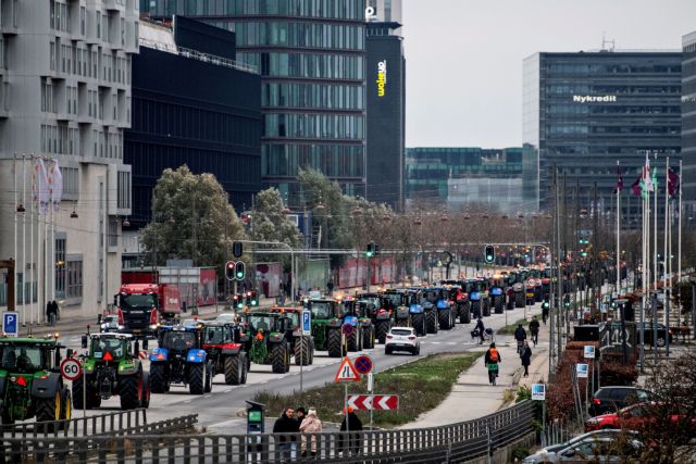 Κοροναϊός – Δανία : Διαμαρτυρία εκτροφέων βιζόν με τρακτέρ στους δρόμους της Κοπεγχάγης