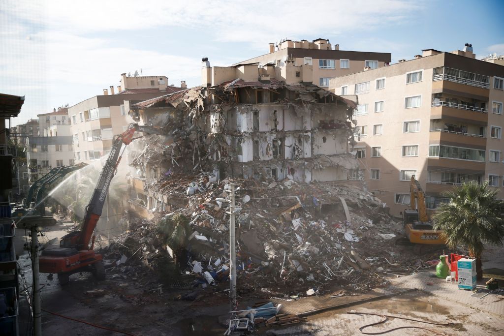Σεισμός : Στους 92 οι νεκροί στη Σμύρνη