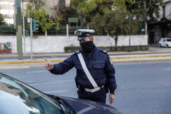 Κοροναϊός :  Ξανά στο τραπέζι τα σενάρια για «κόφτη» στα SMS στο 13033 -Σκέψεις και για νυχτερινή απαγόρευση κυκλοφορίας