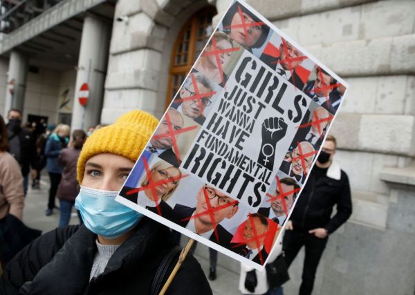 Πολωνία : «Παγώνει» ο νόμος για τις αμβλώσεις – Στους δρόμους για άλλη μια μέρα οι διαδηλωτές