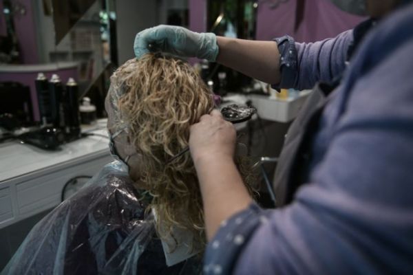 Κοροναϊός – lockdown : Πήραν «φωτιά» τα ψαλίδια πριν το λουκέτο – Πώς λειτουργούν τα κομμωτήρια