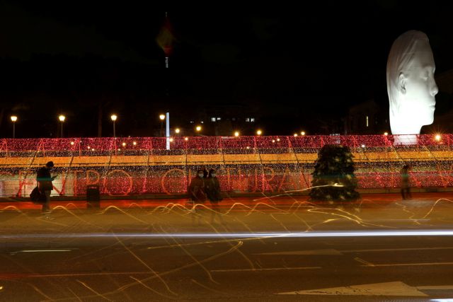 Η Μαδρίτη άναψε τα χριστουγεννιάτικα φωτάκια της ενάντια στην κορονο-κατάθλιψη