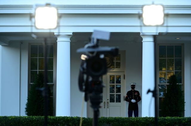 Κοροναϊός : Νέα κρούσματα στο Λευκό Οίκο – Μολύνθηκαν δύο ακόμη σύμβουλοι του Τραμπ