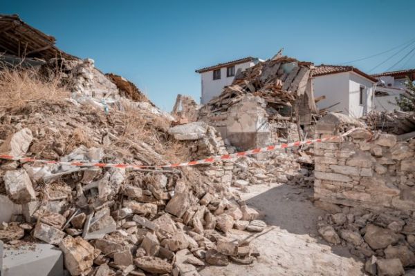 Σάμος : Μη κατοικήσιμα 300 από τα 414 κτίρια που έχουν ελεγχθεί
