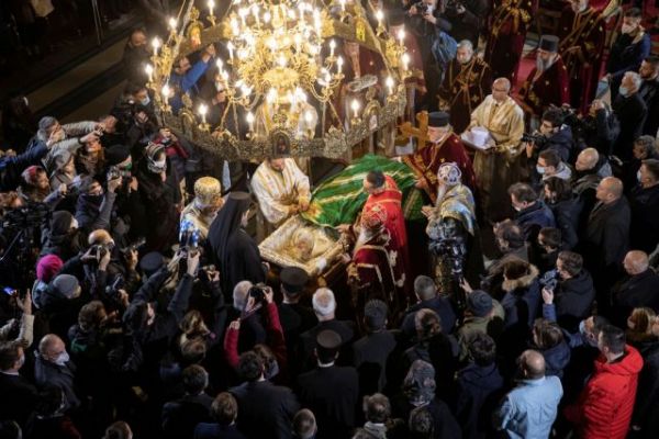 Κοροναϊός : Μεγάλος συνωστισμός στο λαϊκό προσκύνημα του Πατριάρχη Ειρηναίου [εικόνες]