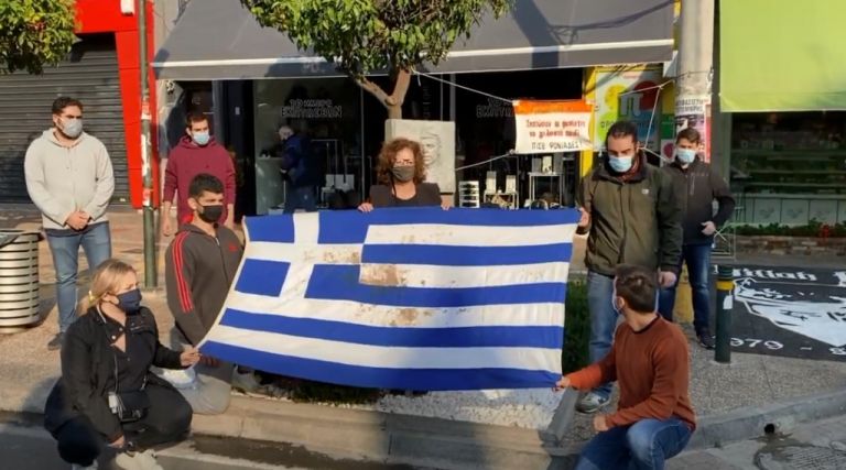 Πολυτεχνείο : Η Μάγδα Φύσσα με την αιματοβαμμένη σημαία στο σημείο που δολοφονήθηκε ο Παύλος