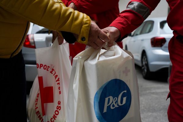 H P&G και ο Ερυθρός Σταυρός φροντίζουν εκείνους που δεν μπορούν να «μείνουν σπίτι»