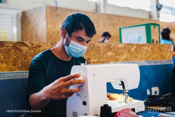 Κοροναϊός : Πρόσφυγες στη Χίο αναλαμβάνουν δράση κατά του covid-19 φτιάχνοντας μάσκες