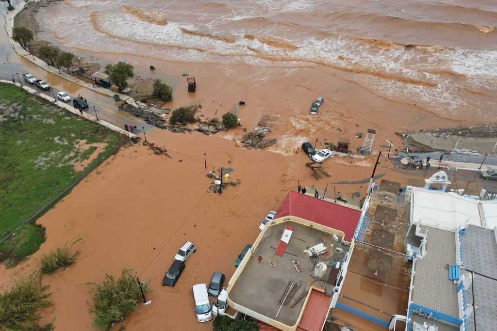 Κρήτη : Στο έλεος της κακοκαιρίας Ηράκλειο, Ρέθυμνο – Εκκενώνονται σπίτια, γέμισε «καταρράκτες» το εθνικό δίκτυο