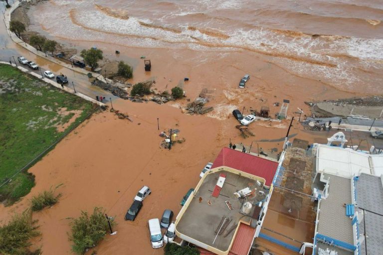 Κρήτη : Στο έλεος της κακοκαιρίας Ηράκλειο, Ρέθυμνο – Εκκενώνονται σπίτια, γέμισε «καταρράκτες» το εθνικό δίκτυο