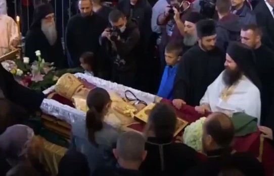 Μαυροβούνιο : Τεράστιο πλήθος πιστών στην κηδεία επισκόπου που πέθανε από κοροναϊό