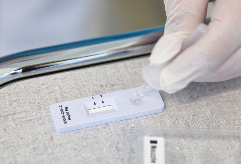 Κοροναϊός : Από σφάλμα στο σύστημα, 1.300 Βρετανοί ενημερώθηκαν λανθασμένα ότι είχαν κοροναϊό