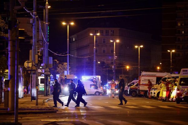 Βιέννη : Επίθεση τρομοκρατών σε έξι σημεία – Φόβοι για πολλούς νεκρούς
