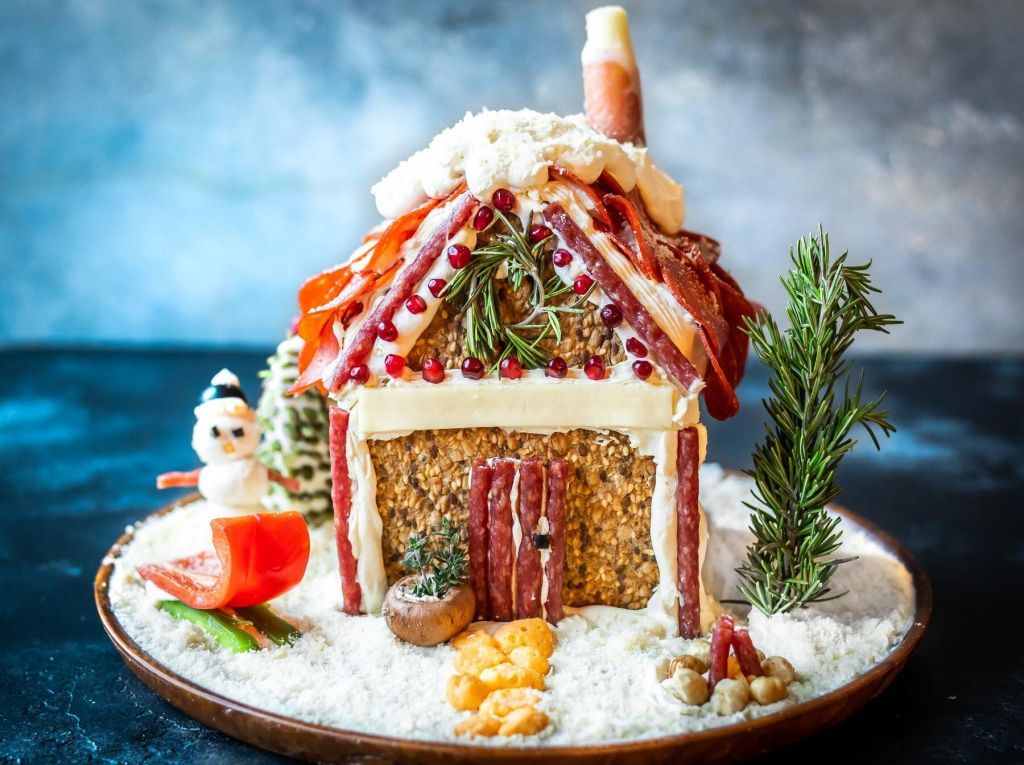 Αυτά τα χριστουγεννιάτικα σπιτάκια είναι φτιαγμένα από τυριά και αλλαντικά