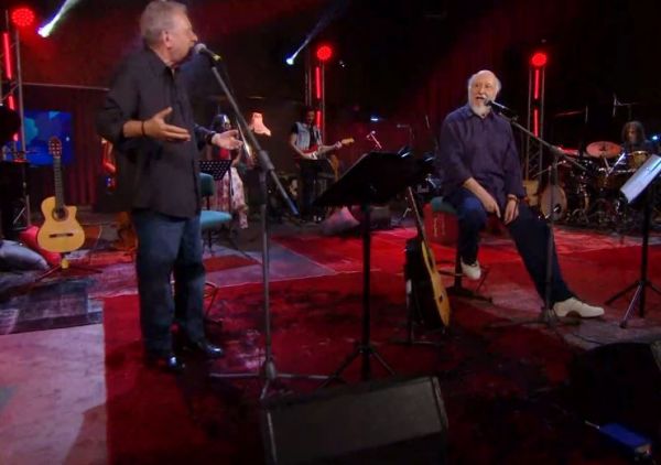 Σπίτι με το MEGA: Ο Σαββόπουλος θυμάται την ιστορία πίσω από το «Μ’ αεροπλάνα και βαπόρια»