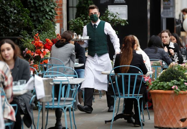 Κοροναϊός : Σκαρφαλώνει ο αριθμός νεκρών και κρουσμάτων στη Βρετανία