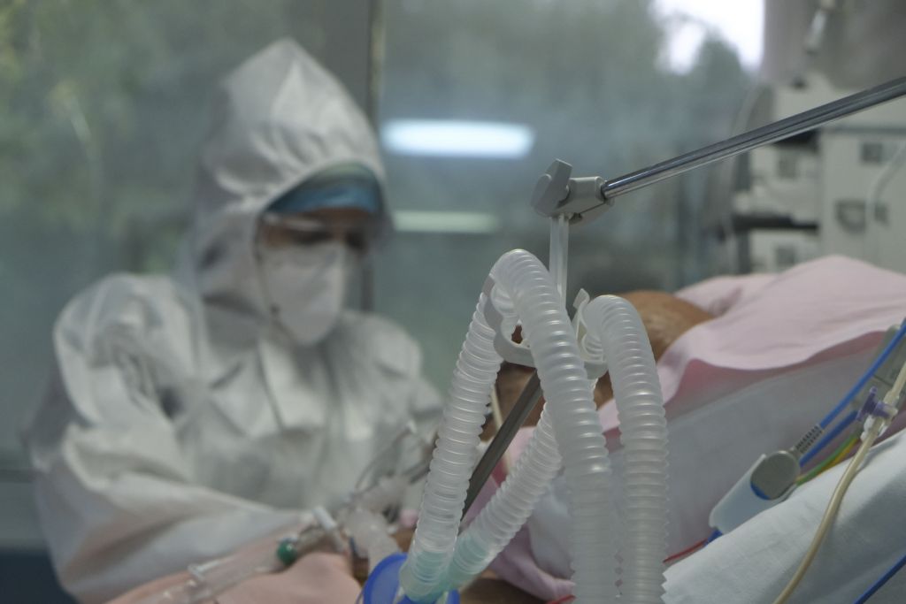 Κοροναϊός : Τους 230 αγγίζουν οι διασωληνωμένοι ασθενείς - Πιέζεται το σύστημα Υγείας