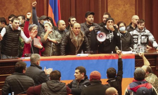 Αρμενία : Οργισμένοι διαδηλωτές κατέλαβαν το Κοινοβούλιο μετά τη συμφωνία με το Αζερμπαϊτζάν