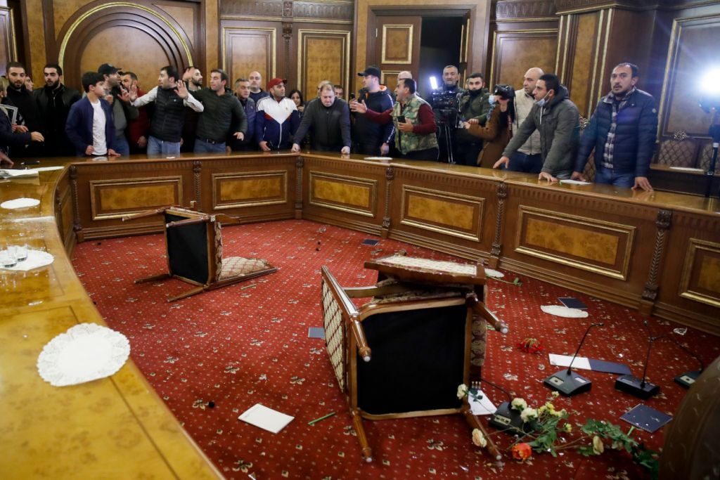 Εξελίξεις – φωτιά : Η Τουρκία βάζει πόδι στον Καύκασο – Κατέλαβαν το Κοινοβούλιο στην Αρμενία