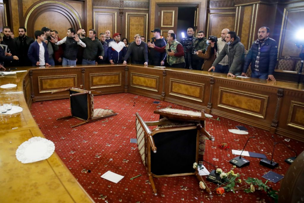 Εξελίξεις – φωτιά : Η Τουρκία βάζει πόδι στον Καύκασο – Κατέλαβαν το Κοινοβούλιο στην Αρμενία