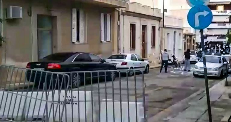 Ρουβίκωνας: Παρέμβαση έξω από το ΑΤ Κολωνού