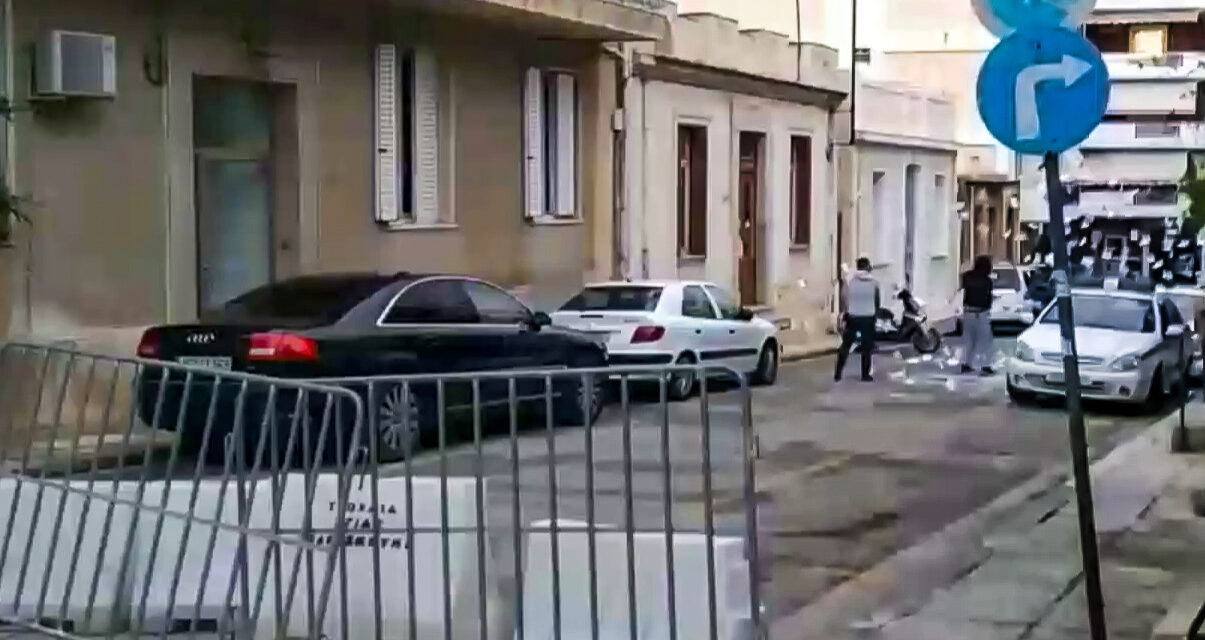 Ρουβίκωνας: Παρέμβαση έξω από το ΑΤ Κολωνού