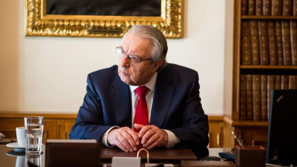 Μπαμπινιώτης : Προσβλητικό για την γλώσσα μας να λένε delivery και take away